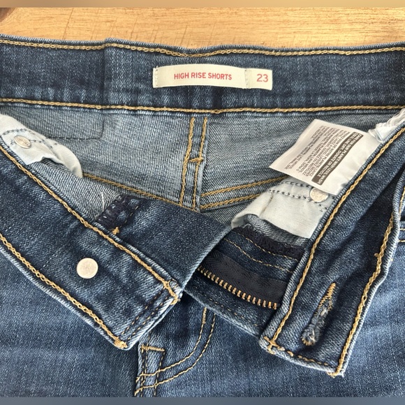 Levi's High Rise Short Shorts - Size 23 - Picture 3 of 3